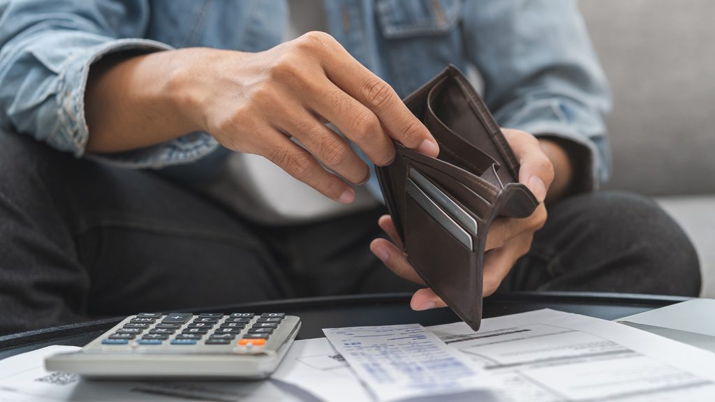 В мире финансов, где каждый процент имеет значение, умение точно рассчитать стоимость кредита становится таким же важным навыком, как и анализ доходности активов. Для трейдеров и инвесторов, привыкших к просчёту рисков и маржинальных затрат, кредитный калькулятор — это не просто удобный инструмент, а необходимость. Он позволяет увидеть реальную цену заёмных средств, сравнить предложения банков и выявить скрытые комиссии, которые могут свести на нет всю выгоду от сделки.