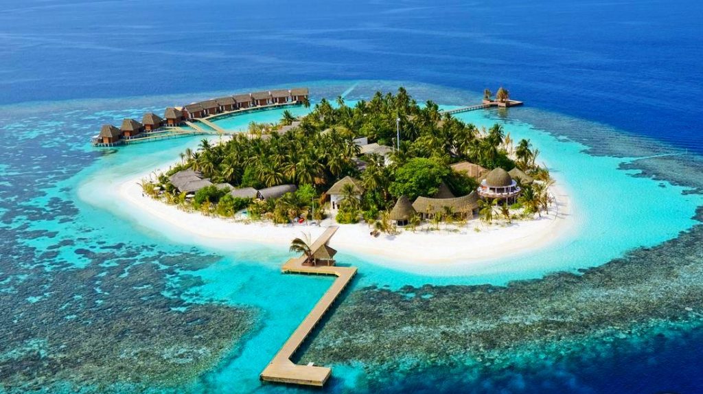Исследуйте роскошь отеля Kandolhu на Мальдивах. Погрузитесь в атмосферу безмятежности и наслаждайтесь раем вдали от трейдинга.