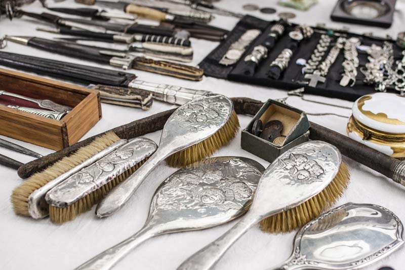 Узнайте, какие факторы вызывают ежедневные колебания цен на золото и как правильно выбрать момент для выгодной продажи лома золотых изделий. Анализ рынка и практические советы для продавцов.