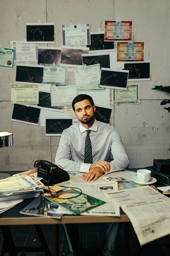 Эмоции незаметно превращают торговлю в азарт. После серии прибыльных сделок появляется самоуверенность: трейдер нарушает фильтры, увеличивает объём, начинает входить раньше плана. После убытков включается попытка отыграться. В этот момент ломается главный актив трейдера – стабильность исполнения.