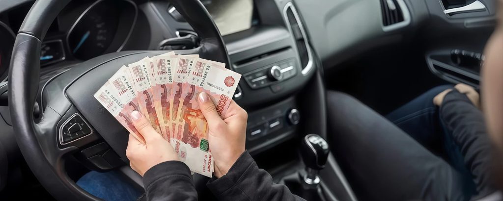 В трейдинге и финансах есть железное правило: актив должен работать, а не простаивать. Коммерческий транспорт для предпринимателя — это именно такой актив. Фургон, грузовик или микроавтобус не просто стоят на балансе, они приносят доход каждый день. И когда бизнесу срочно нужны деньги, продавать этот инструмент — значит решать одну проблему ценой другой. Выход — не продавать, а заложить. Машина продолжает работать, а предприниматель получает финансирование без длительных банковских процедур.